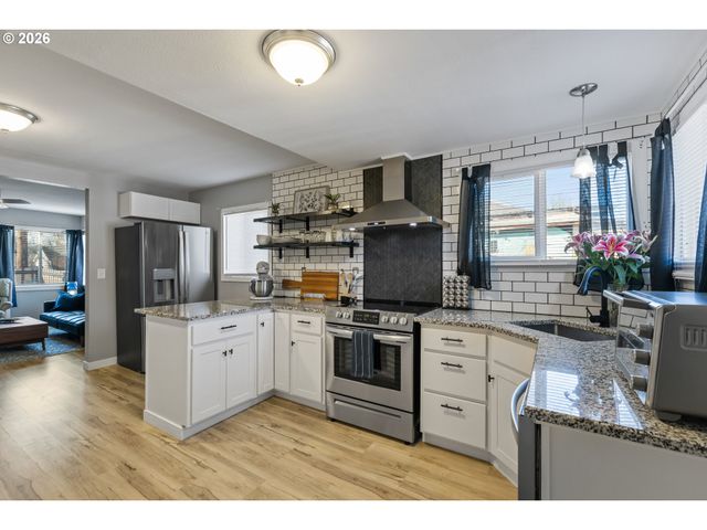 925 Ne CEDAR St, Roseburg, OR 97470