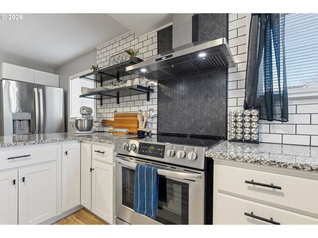 925 Ne CEDAR St, Roseburg, OR 97470