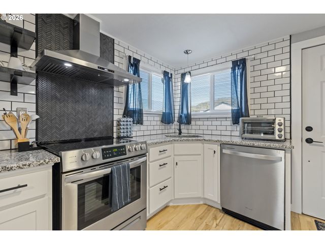 925 Ne CEDAR St, Roseburg, OR 97470