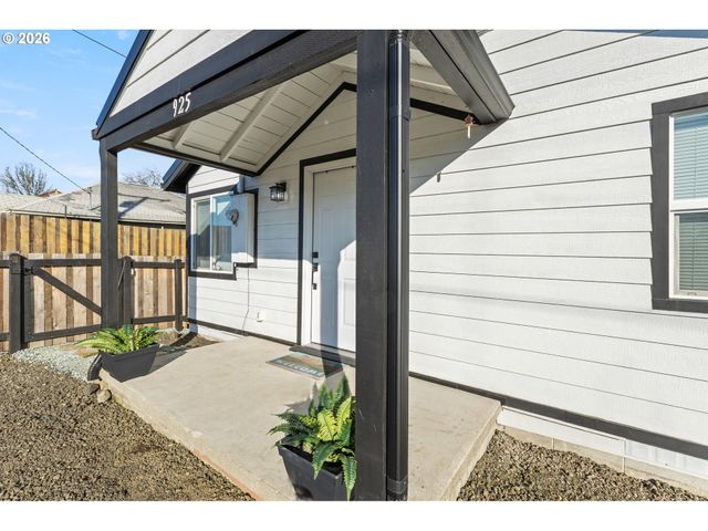 925 Ne CEDAR St, Roseburg, OR 97470