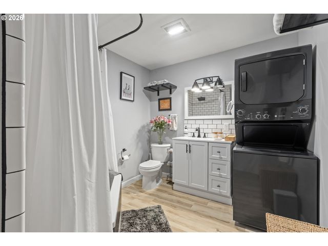 925 Ne CEDAR St, Roseburg, OR 97470