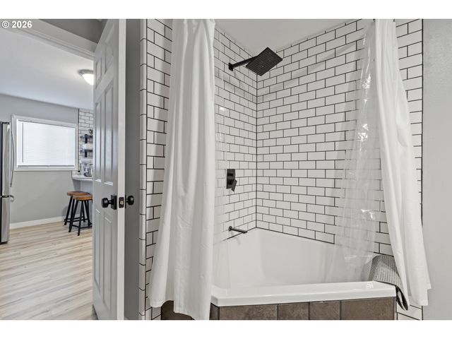 925 Ne CEDAR St, Roseburg, OR 97470