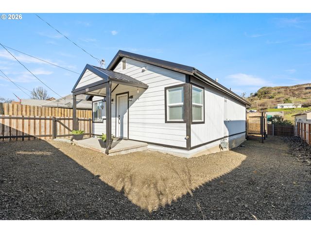 925 Ne CEDAR St, Roseburg, OR 97470