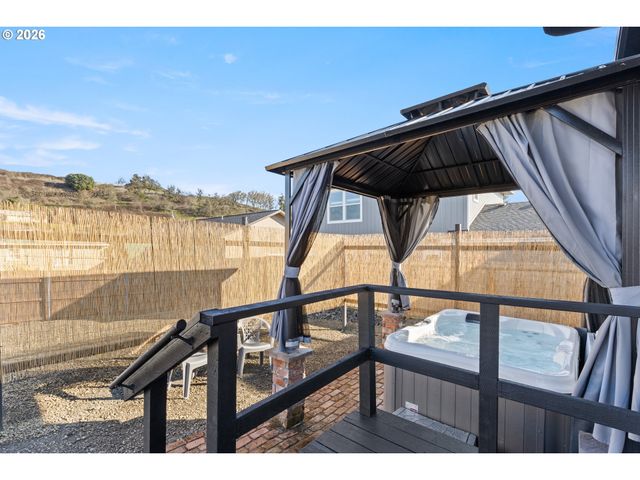 925 Ne CEDAR St, Roseburg, OR 97470