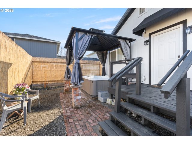 925 Ne CEDAR St, Roseburg, OR 97470