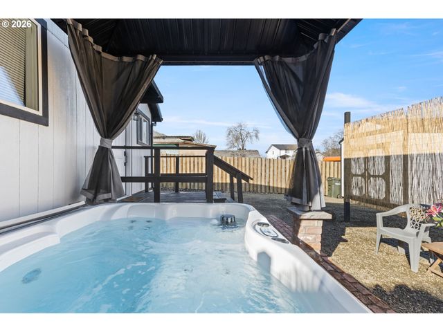 925 Ne CEDAR St, Roseburg, OR 97470