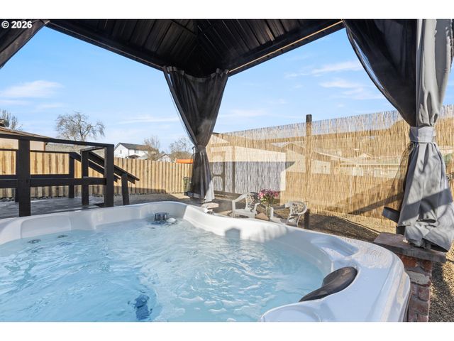 925 Ne CEDAR St, Roseburg, OR 97470