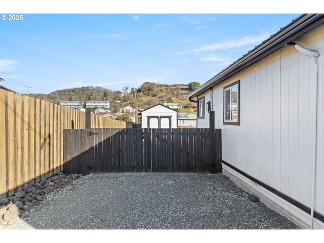 925 Ne CEDAR St, Roseburg, OR 97470