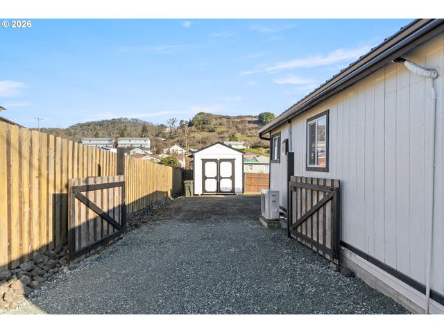 925 Ne CEDAR St, Roseburg, OR 97470