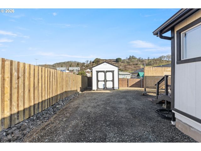 925 Ne CEDAR St, Roseburg, OR 97470