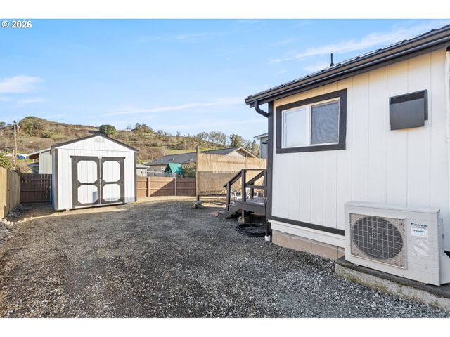 925 Ne CEDAR St, Roseburg, OR 97470