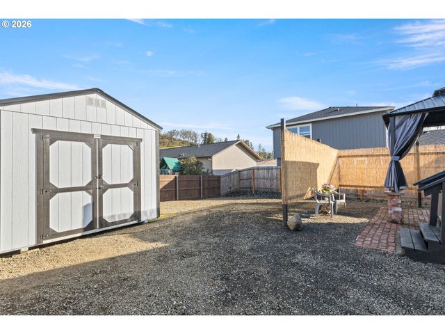 925 Ne CEDAR St, Roseburg, OR 97470