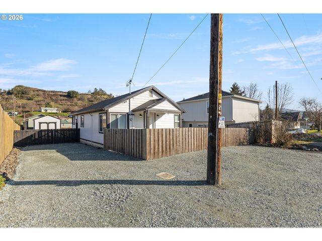 925 Ne CEDAR St, Roseburg, OR 97470