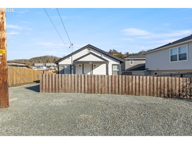 925 Ne CEDAR St, Roseburg, OR 97470
