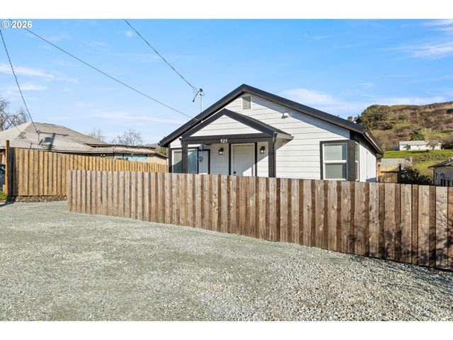 925 Ne CEDAR St, Roseburg, OR 97470