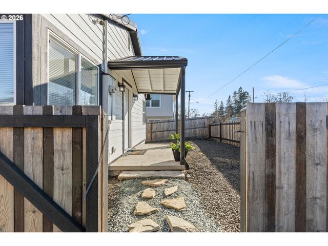 925 Ne CEDAR St, Roseburg, OR 97470