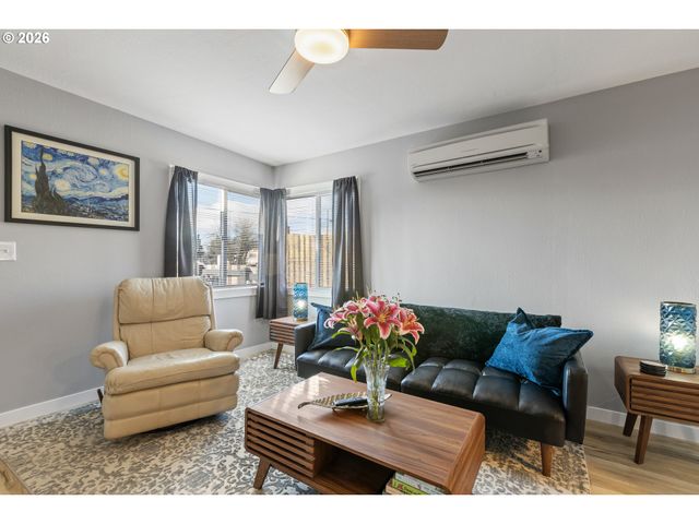 925 Ne CEDAR St, Roseburg, OR 97470