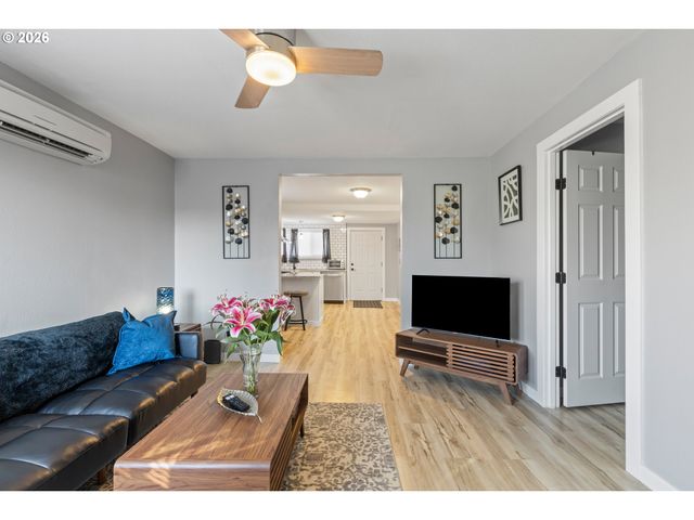 925 Ne CEDAR St, Roseburg, OR 97470