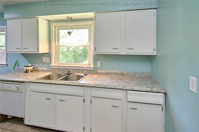 615 Crestlyn Drive, Charleston, WV 25302