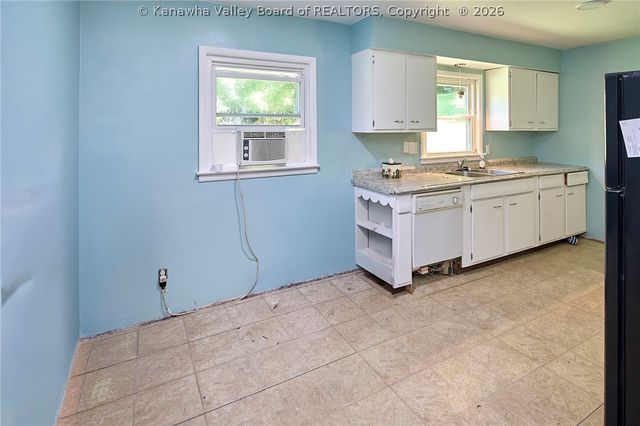 615 Crestlyn Drive, Charleston, WV 25302