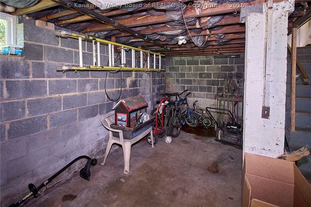 615 Crestlyn Drive, Charleston, WV 25302