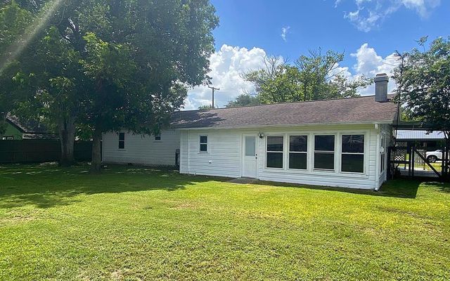 209 7th Street E, Markham, TX 77456