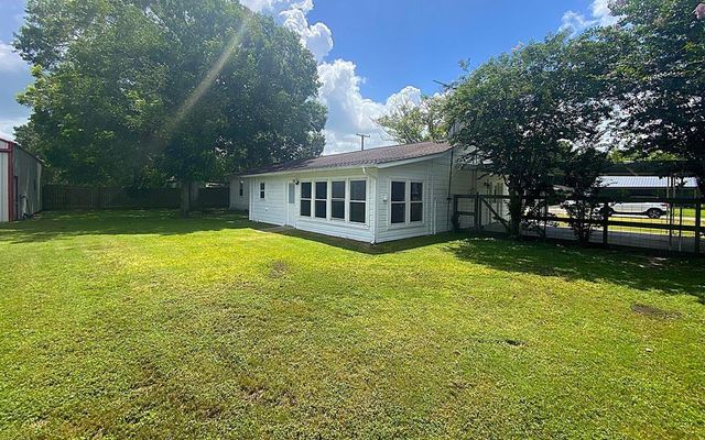 209 7th Street E, Markham, TX 77456