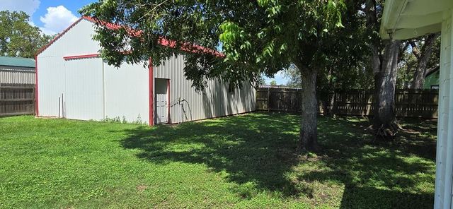 209 7th Street E, Markham, TX 77456