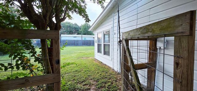 209 7th Street E, Markham, TX 77456