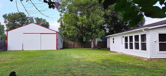 209 7th Street E, Markham, TX 77456