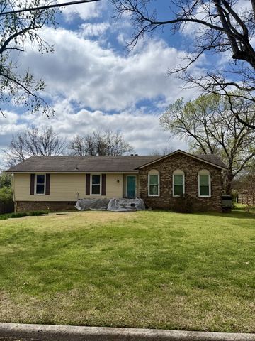 1025 Woodmont Dr, Gallatin, TN 37066