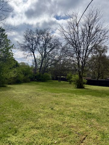 1025 Woodmont Dr, Gallatin, TN 37066