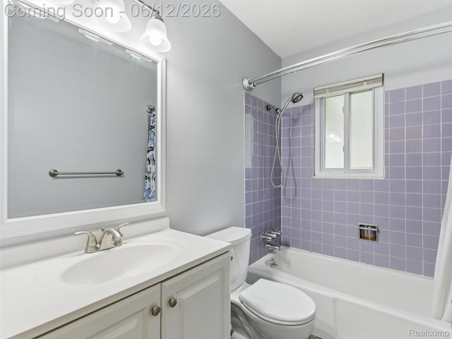258 Lakeside Drive, Howell, MI 48843