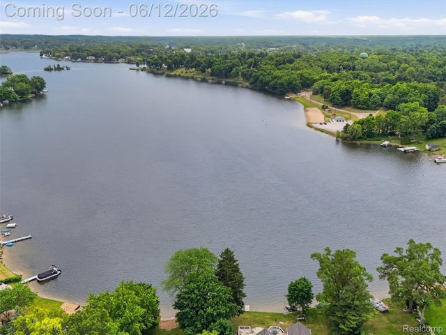 258 Lakeside Drive, Howell, MI 48843