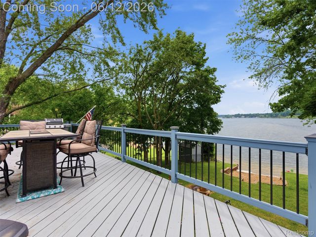 258 Lakeside Drive, Howell, MI 48843