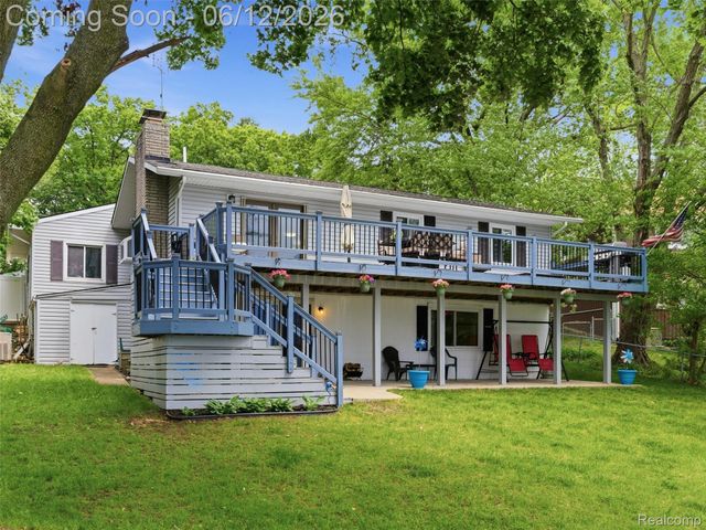 258 Lakeside Drive, Howell, MI 48843