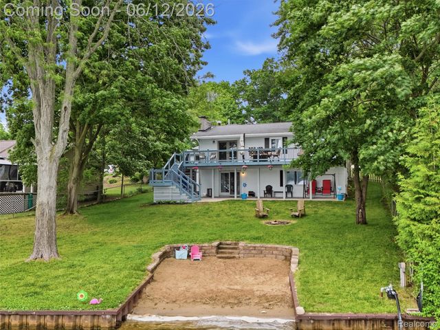 258 Lakeside Drive, Howell, MI 48843