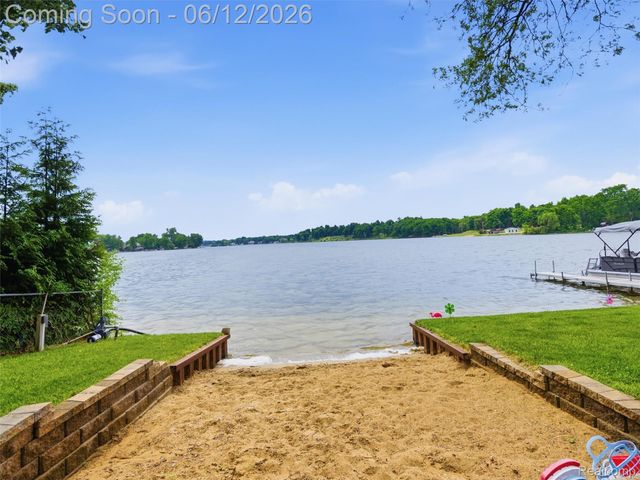 258 Lakeside Drive, Howell, MI 48843