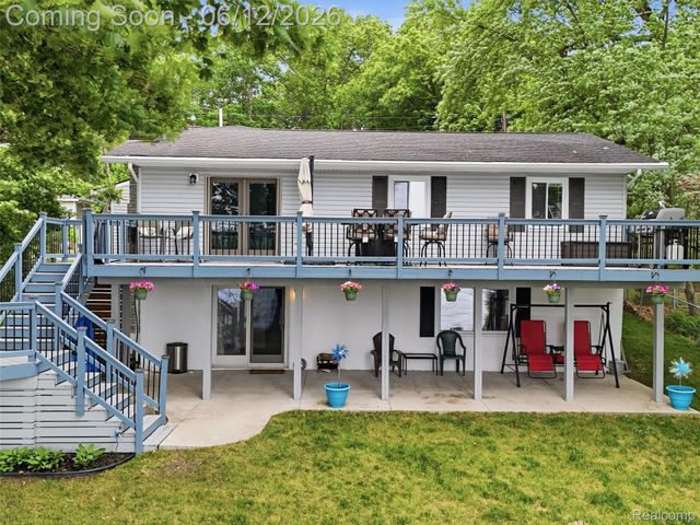 258 Lakeside Drive, Howell, MI 48843