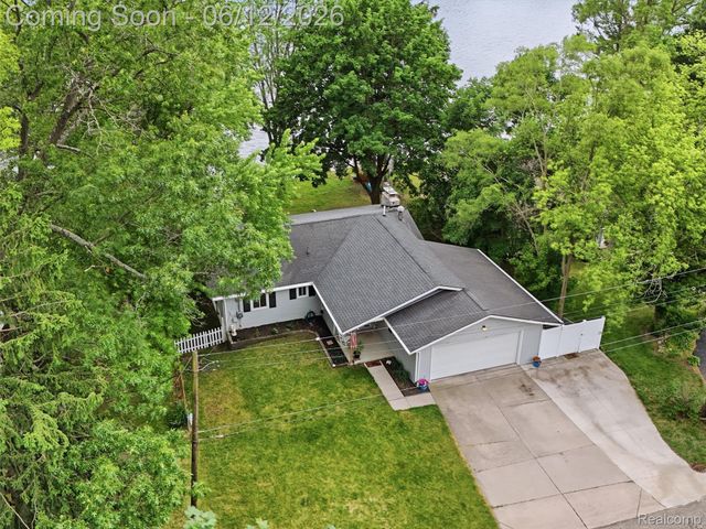 258 Lakeside Drive, Howell, MI 48843