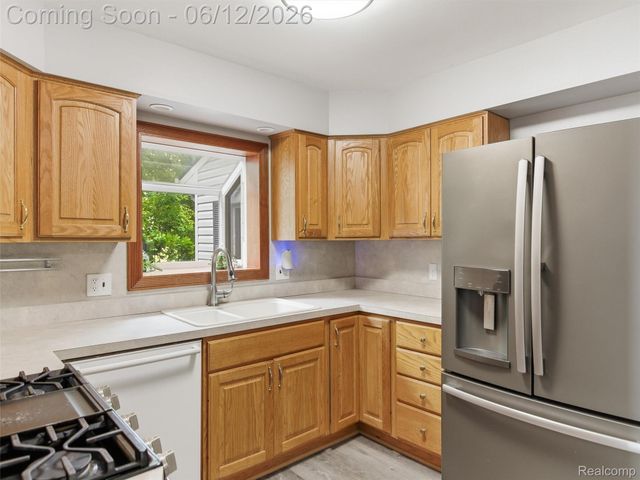 258 Lakeside Drive, Howell, MI 48843