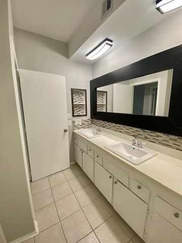 2211 S Braeswood Boulevard 21G, Houston, TX 77030