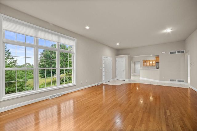 N59W17728 Meadow COURT, Menomonee Falls, WI 53051