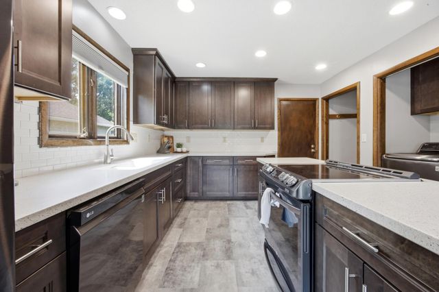 186 Prairiewood Drive S, Fargo, ND 58103