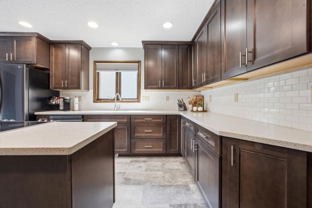 186 Prairiewood Drive S, Fargo, ND 58103