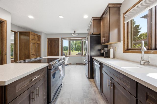 186 Prairiewood Drive S, Fargo, ND 58103