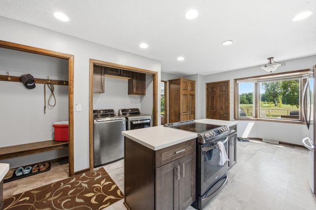 186 Prairiewood Drive S, Fargo, ND 58103