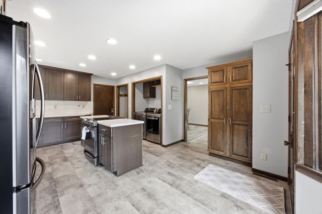 186 Prairiewood Drive S, Fargo, ND 58103