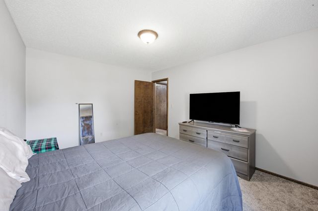 186 Prairiewood Drive S, Fargo, ND 58103