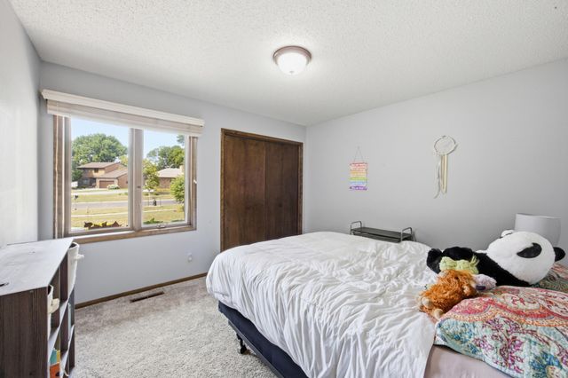 186 Prairiewood Drive S, Fargo, ND 58103